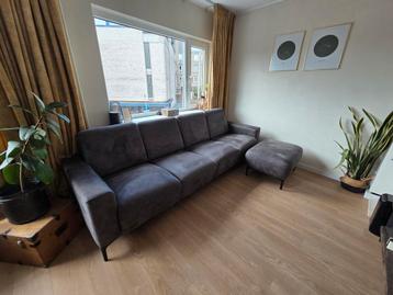 Grijze bank met hocker - zo goed als nieuw! beschikbaar voor biedingen