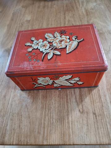 Vintage metalen trommel met bloemmotief beschikbaar voor biedingen