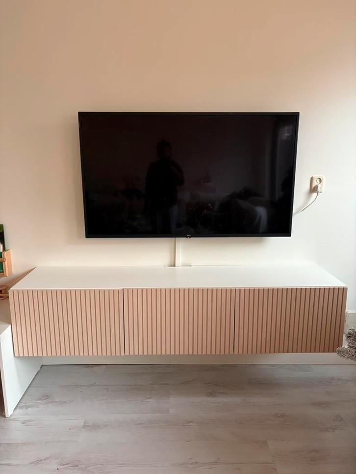 IKEA BESTA tv meubel met björköviken deuren, Huis en Inrichting, Kasten | Televisiemeubels, Zo goed als nieuw, Minder dan 100 cm