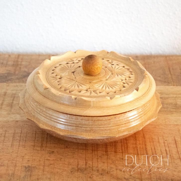 Vintage ronde houtgesneden doos uit voormalig Joegoslavië, Antiek en Kunst, Curiosa en Brocante, Ophalen of Verzenden