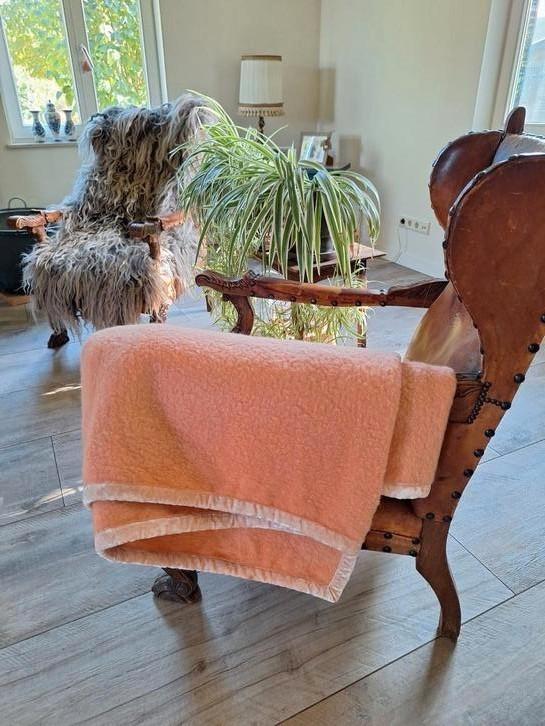 Zalmroze vintage 100 % wollen deken Solemio 220 x 140, Huis en Inrichting, Woonaccessoires | Plaids en Woondekens, Gebruikt, Ophalen of Verzenden