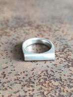 Moderne Zilveren Ring - Maat 19, 19 tot 20, Ophalen of Verzenden, Zo goed als nieuw, Dame of Heer