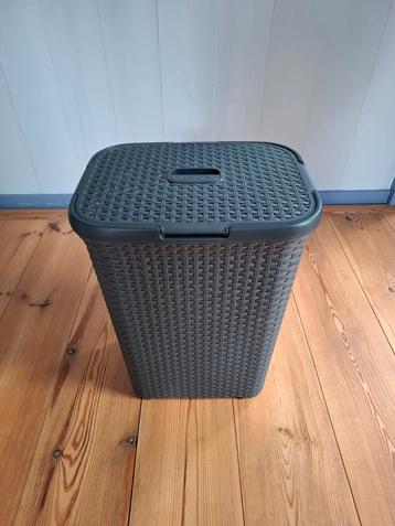 Donkergrijze "Curver" wasmand met klep. beschikbaar voor biedingen