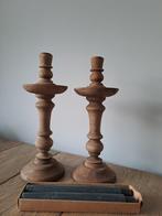2 stoere houten kandelaars met dikke kaarsen, Huis en Inrichting, Woonaccessoires | Kandelaars en Kaarsen, Ophalen of Verzenden