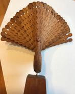 Houten beeldje van Pauw met pronkende veren., Ophalen of Verzenden, Gebruikt, Dier