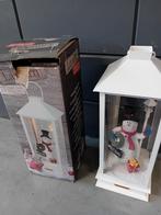 Sneeuwpop Lantaarn met Muziek en Bewegende Sneeuw, Huis en Inrichting, Woonaccessoires | Kandelaars en Kaarsen, Kunststof, Rood