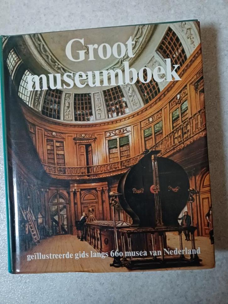 Groot museumboek - Geïllustreerde gids langs 660 musea, Boeken, Kunst en Cultuur | Architectuur, Zo goed als nieuw, Overige onderwerpen