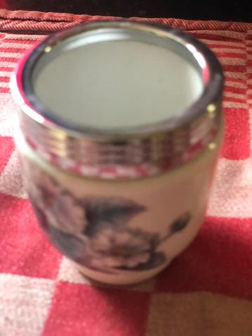 Art Deco Eierdop met Bloemen beschikbaar voor biedingen