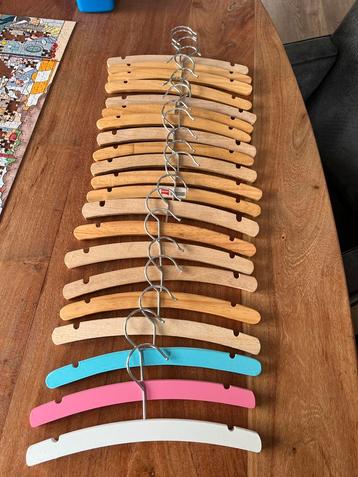 Houten Baby Kleerhangers 21 stuks beschikbaar voor biedingen