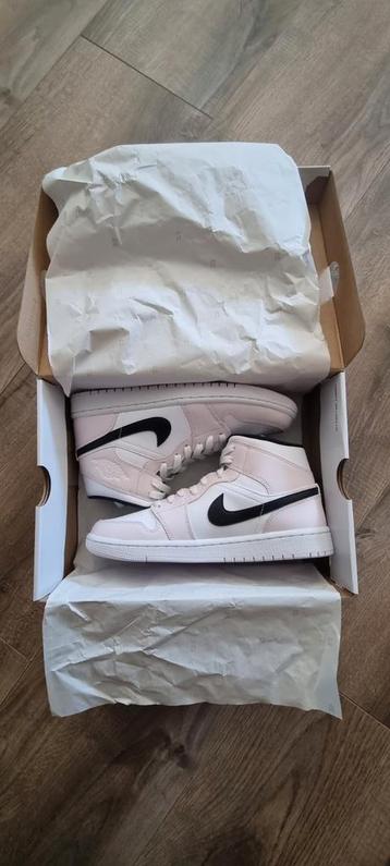 Nike Jordan 1 mid barely rose 40 (Women's) beschikbaar voor biedingen