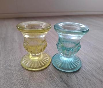 Twee gekleurde glazen kandelaars, kerst beschikbaar voor biedingen