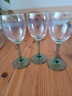 3 glazen met groene voet, Verzamelen, Glas en Borrelglaasjes, Overige typen, Zo goed als nieuw, Verzenden