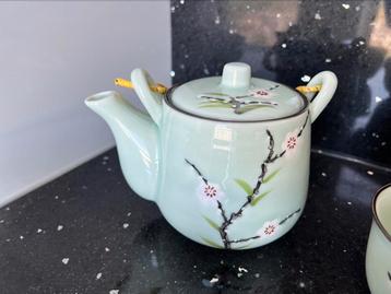 Theeservies: theepot met 4 theekopjes  beschikbaar voor biedingen