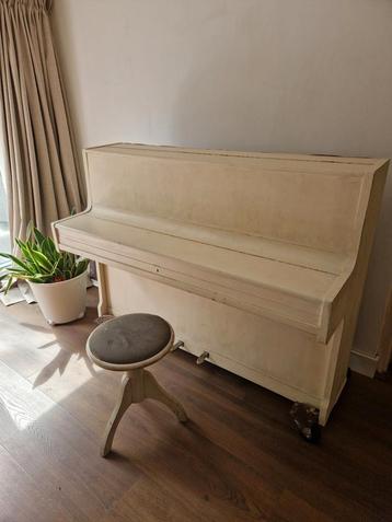 Roomkleurige gebroken wit piano met kruk beschikbaar voor biedingen