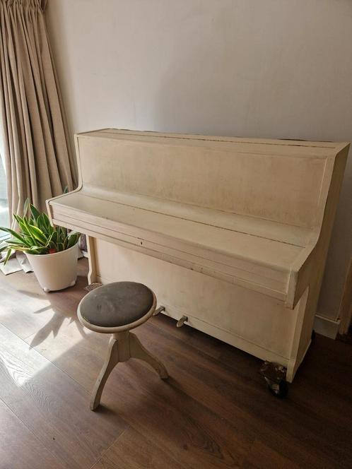 Roomkleurige gebroken wit piano met kruk, Muziek en Instrumenten, Piano's, Gebruikt, Piano, Overige kleuren, Ophalen