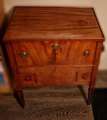 Antieke commode / kamerpo beschikbaar voor biedingen