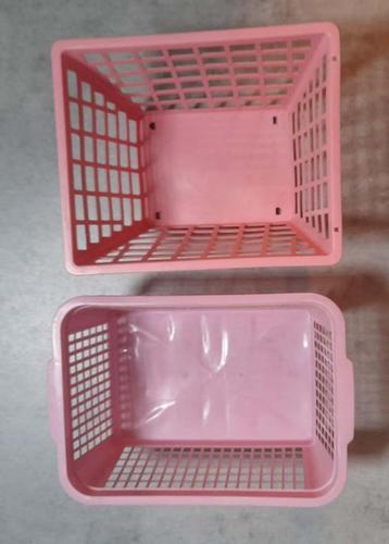 2 Roze kunststof MANDJES / MAND beschikbaar voor biedingen