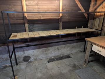 Industriële stelling met Metalen Frame en Houten planken beschikbaar voor biedingen