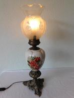 Antieke tafellamp van brons met porselein met bloemmotief en, Antiek en Kunst, Antiek | Lampen, Ophalen