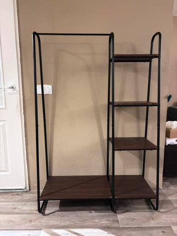 Multifunctioneel kledingrek beschikbaar voor biedingen
