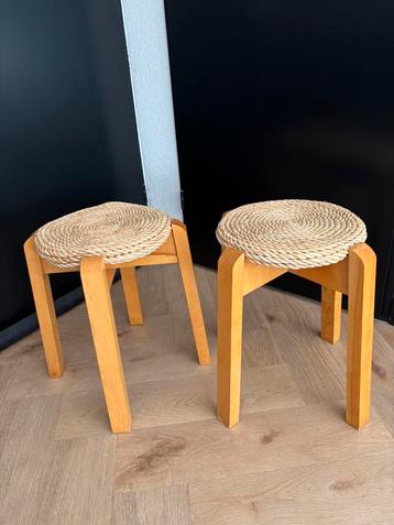 Scandinavisch vintage houten krukjes 2x beschikbaar voor biedingen