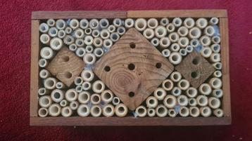 Klein insectenhotel, bijenhotel.  beschikbaar voor biedingen