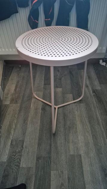 Leuke ronde bijzettafel beschikbaar voor biedingen