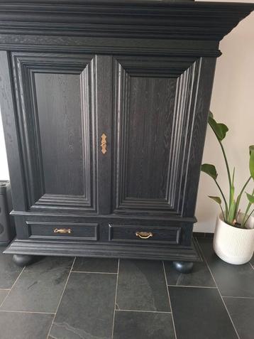 Stijlvolle zwarte kast.  beschikbaar voor biedingen