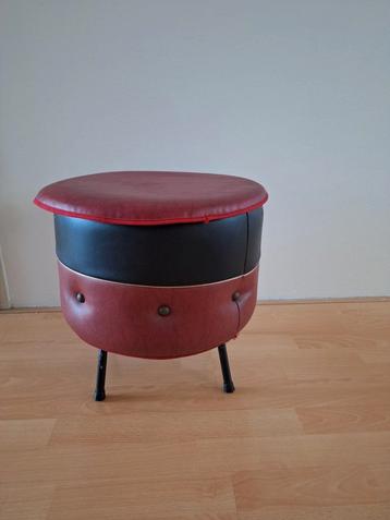 Vintage poef met opbergruimte  beschikbaar voor biedingen