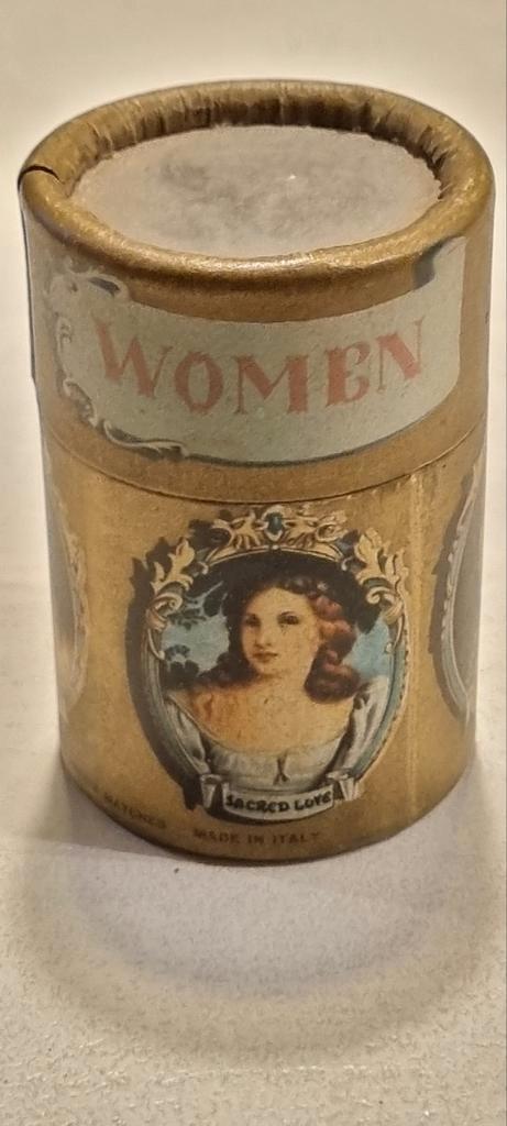Vintage lucifersdoosje met afbeeldingen van vrouwen, Verzamelen, Vingerhoedjes, Gebruikt, Buitenland, Overige materialen, Ophalen of Verzenden
