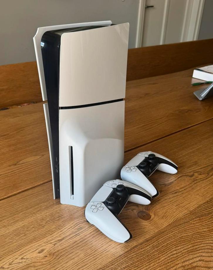 PS5 slim disk edition 1TB | 2 ( Nieuwe ) controllers | Games, Spelcomputers en Games, Spelcomputers | Sony PlayStation 5, Zo goed als nieuw