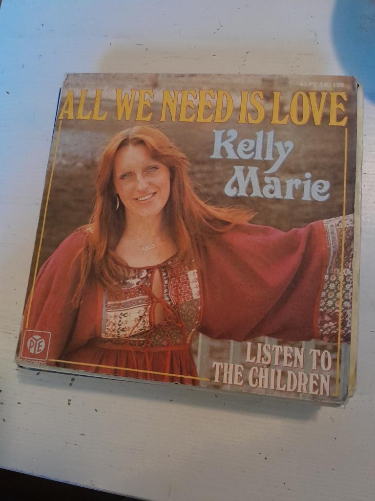 Kelly marie 7 inch all we need is love, Ophalen of Verzenden, Zo goed als nieuw, Pop