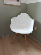 Kuipstoel wit met hout, Huis en Inrichting, Stoelen, Ophalen, Wit, Zo goed als nieuw, Eén