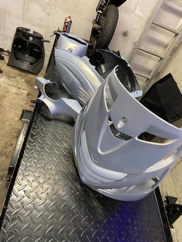 Piaggio Zip kappenset – zo goed als nieuw (met grill) beschikbaar voor biedingen