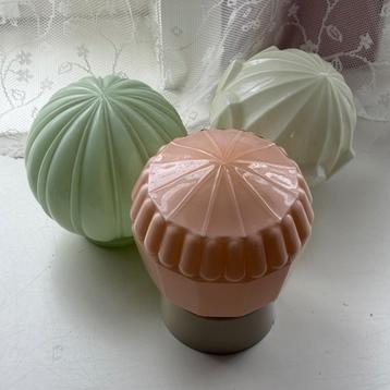 3 Snoeperige retro vintage plafondlampen van gekleurd glas beschikbaar voor biedingen