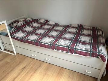 Compleet één persoons bed met matras en twee lades beschikbaar voor biedingen