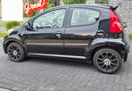 Peugeot 107 1.0 12V 5DR 2011 Zwart, Auto's, Voorwielaandrijving, Stof, Zwart, 4 stoelen