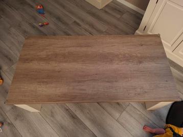 Salon tafel beschikbaar voor biedingen