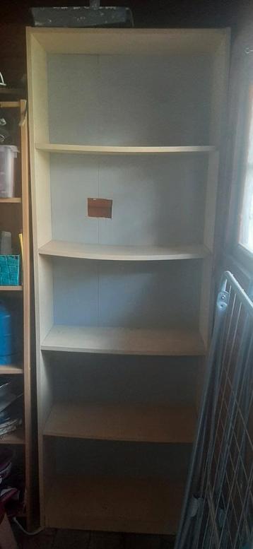 Gratis boekenkast en diverse andere spullen incl opbergboxen beschikbaar voor biedingen