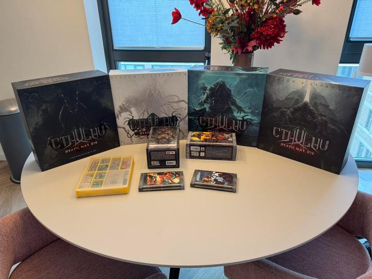 Cthulhu Death May Die alle seizoenen en enkele KS excl., Hobby en Vrije tijd, Gezelschapsspellen | Bordspellen, Zo goed als nieuw