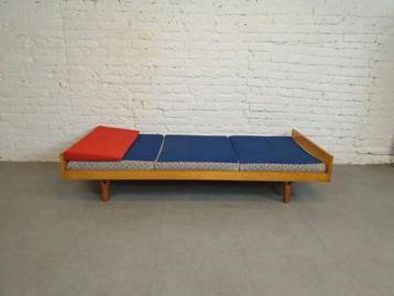 Mooi kleurrijk1960 Vintage Daybed gewoon neerzetten&genieten beschikbaar voor biedingen