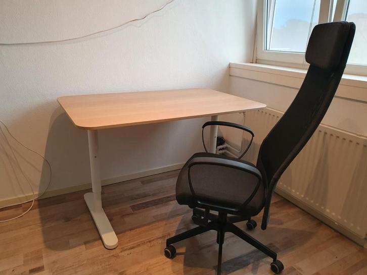 IKEA BEKANT bureau en IKEA MARKUS bureaustoel, Huis en Inrichting, Bureaus, Zo goed als nieuw, In hoogte verstelbaar, Ophalen