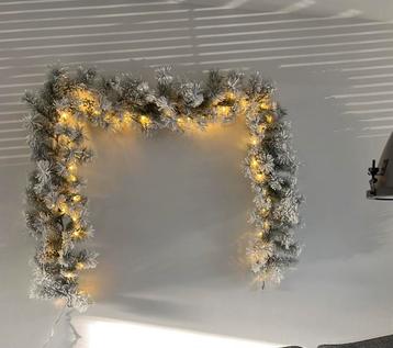 Guirlande met sneeuw en verlichting beschikbaar voor biedingen