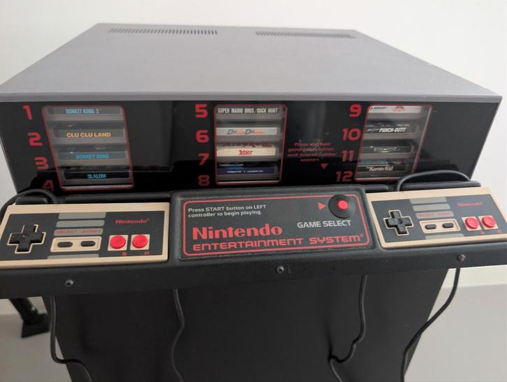 Zeldzame Nintendo M82 - Collectors Item!, Spelcomputers en Games, Spelcomputers | Nintendo NES, Zo goed als nieuw, Met 2 controllers