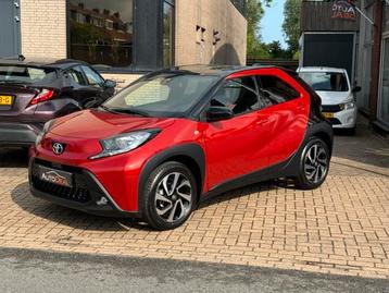 Toyota Aygo X 1.0 VVT-i S-CVT Play Bi-Color (bj 2024) beschikbaar voor biedingen