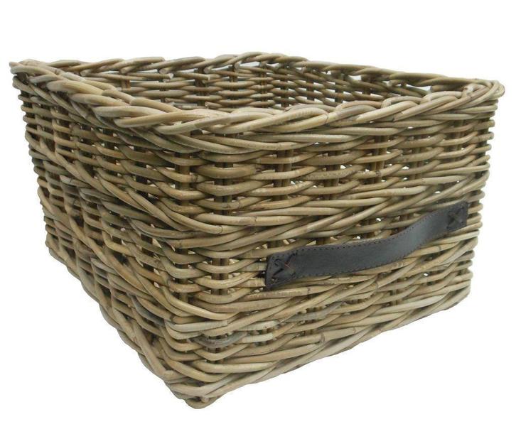 Grote opbergmand van riet met leren sierstukken, Huis en Inrichting, Woonaccessoires | Schalen en Manden, Nieuw, Rechthoekig, Riet