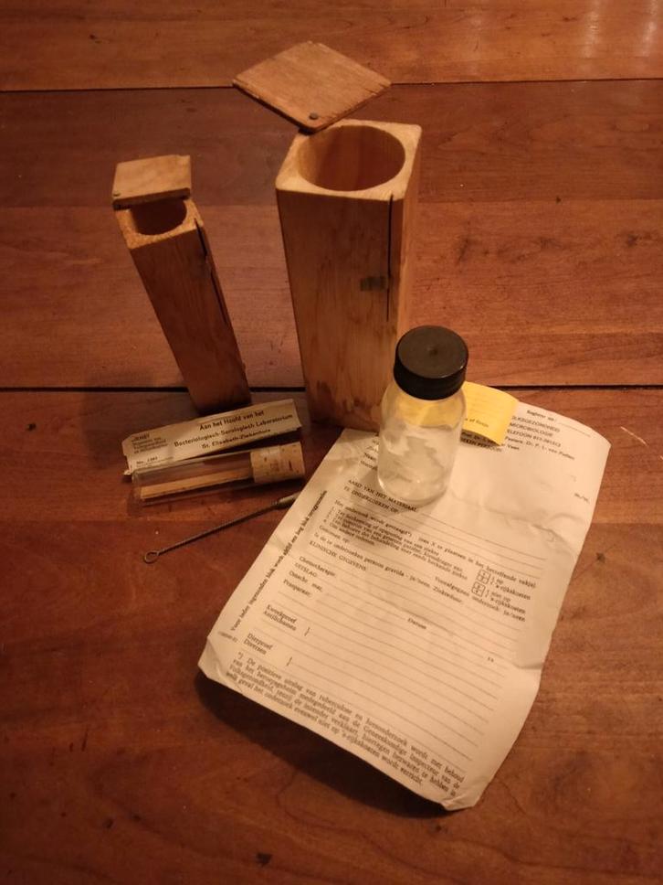 Oude (medisch) laboratorium test flesjes - TBC onderzoek., Antiek en Kunst, Antiek | Gereedschap en Instrumenten, Ophalen of Verzenden