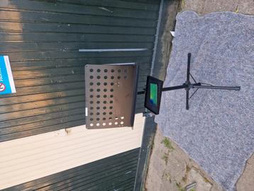 Muziekstandaard met glas houder beschikbaar voor biedingen