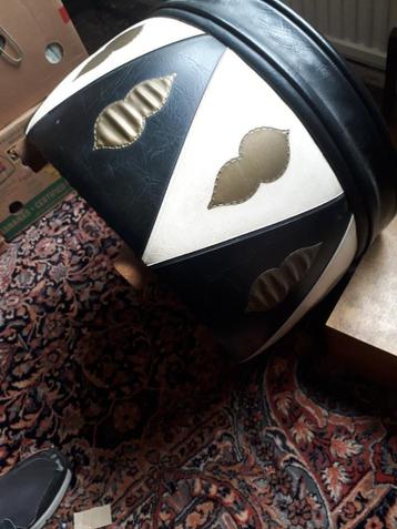 Vintage poef uit de jaren 70 beschikbaar voor biedingen