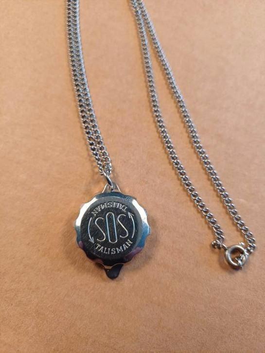 RVS talisman SOS hanger + halsketting roestvrijstaal 60 cm, Sieraden, Tassen en Uiterlijk, Kettinghangers, Gebruikt, Overige materialen